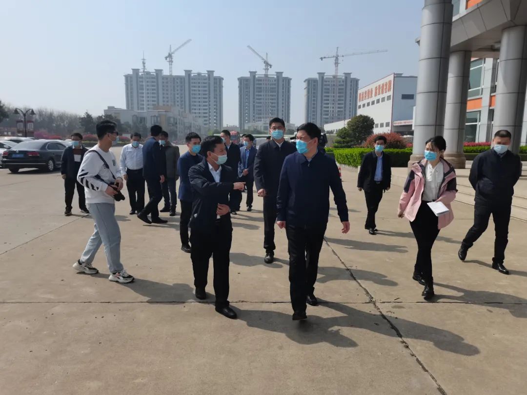新沂市委书记陈堂清走访江苏尊龙人生就是博首页铝材，调研企业防疫稳生产事情